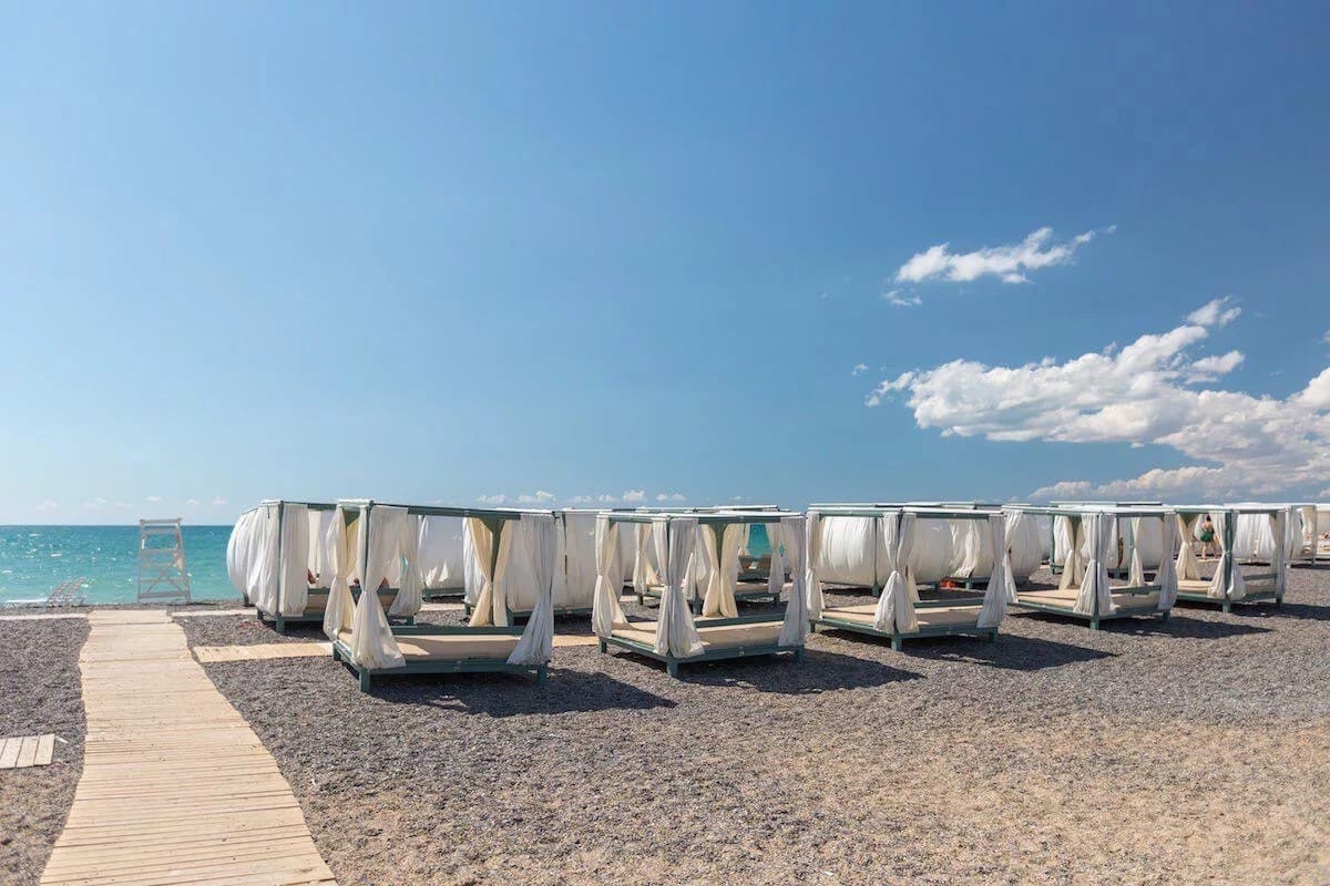 Пляжі порожні, але горілку продають: як виглядає Новофедорівка просто зараз